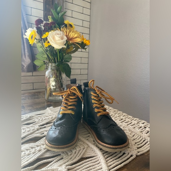 Leather Wing Tip Toddler Boots - Picture 1 of 8